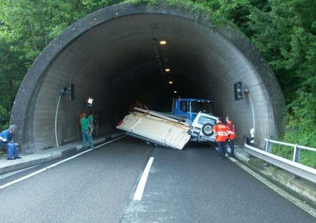 Goldau: Selbstkollision in Autobahntunnel
