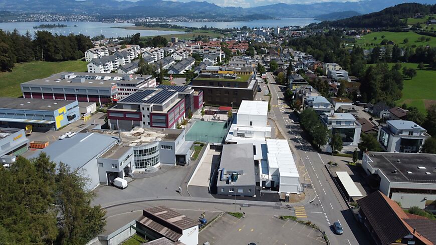 Luftaufnahmen des Schulausweichquartiers Eichenstrasse 1+13, (Modulbauten weiss, Mensa grau).